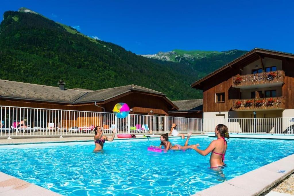 Appartement Cosy: Samoens Retreat with Indoor & Outdoor Pools Exterior photo